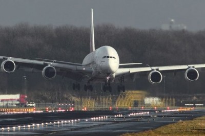 EMIRATES AIRLINE LANDS AMIDST IMPOSSIBLE WINDS