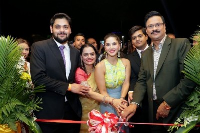 نجمة بوليوود ساني ليون تفتتح الفرع الثاني والأربعين لشركة العديل في أبو ظبي