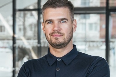 كيفن. تنجح في تحقيق أول معاملة NFC من حساب إلى حساب على iPhone