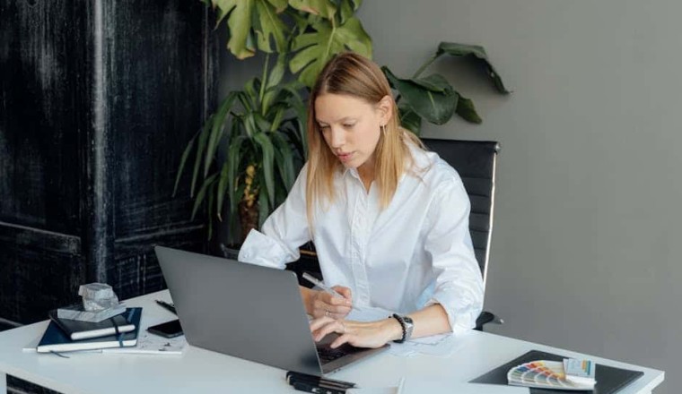 What Is Attention Residue? The Hidden Focus Killer That’s Sabotaging Your Productivity